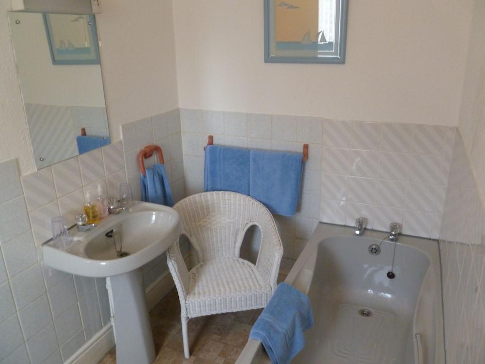 Longhope Guest House - Bathroom