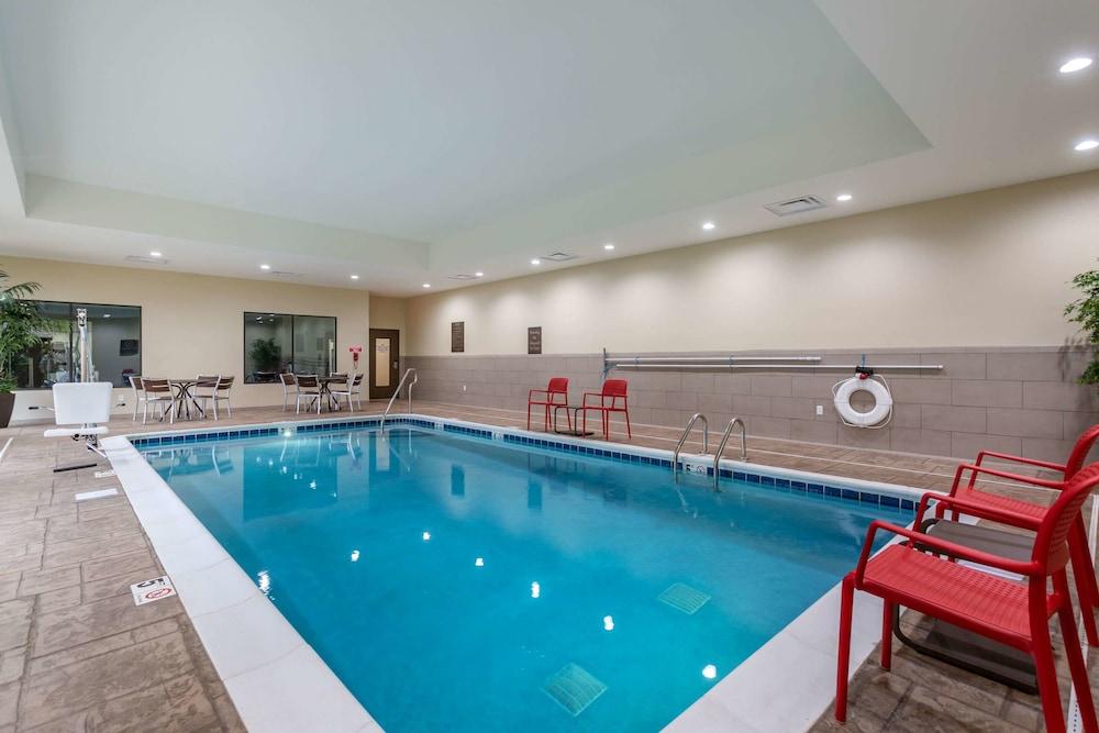 Comfort Suites - Pool