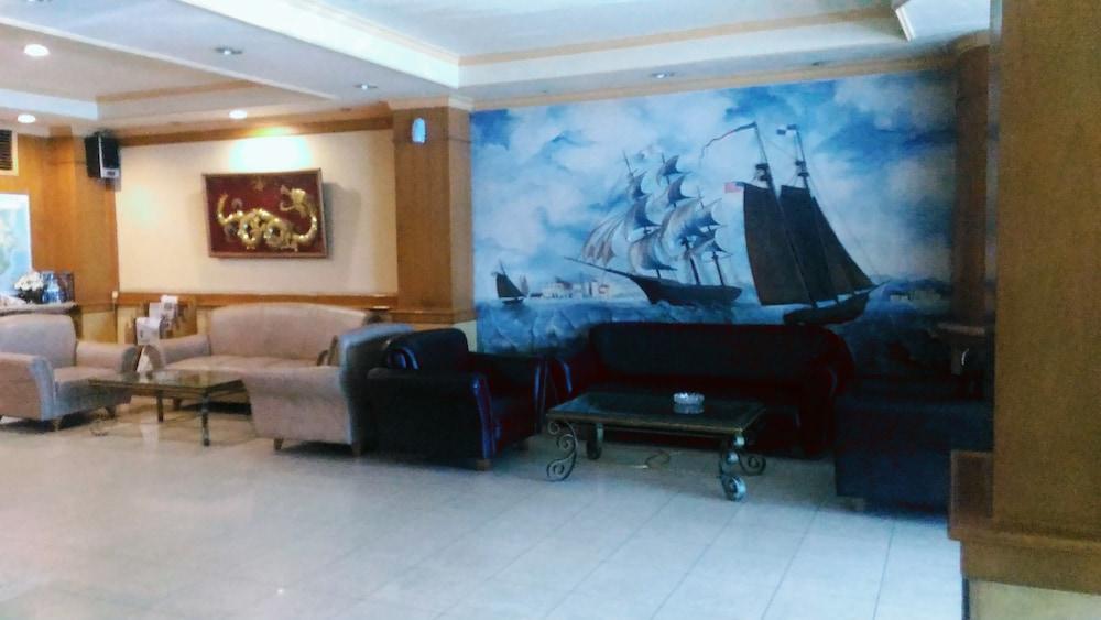 Hotel Buana Lestari - Lobby Sitting Area