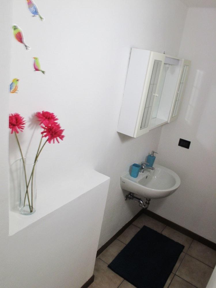 Lovely Studio Apartment - Bathroom