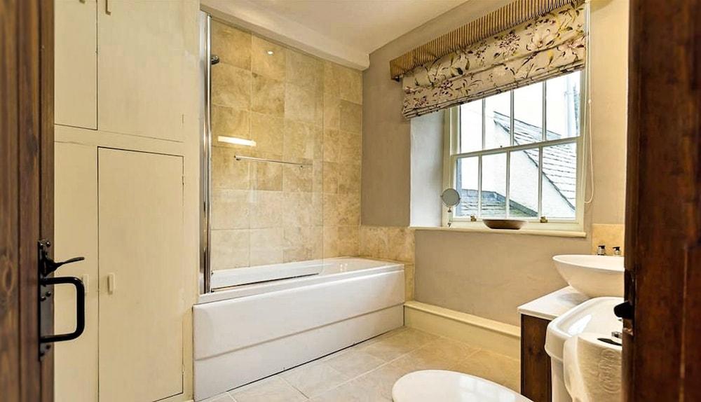 Low Graythwaite Hall Country House - Bathroom