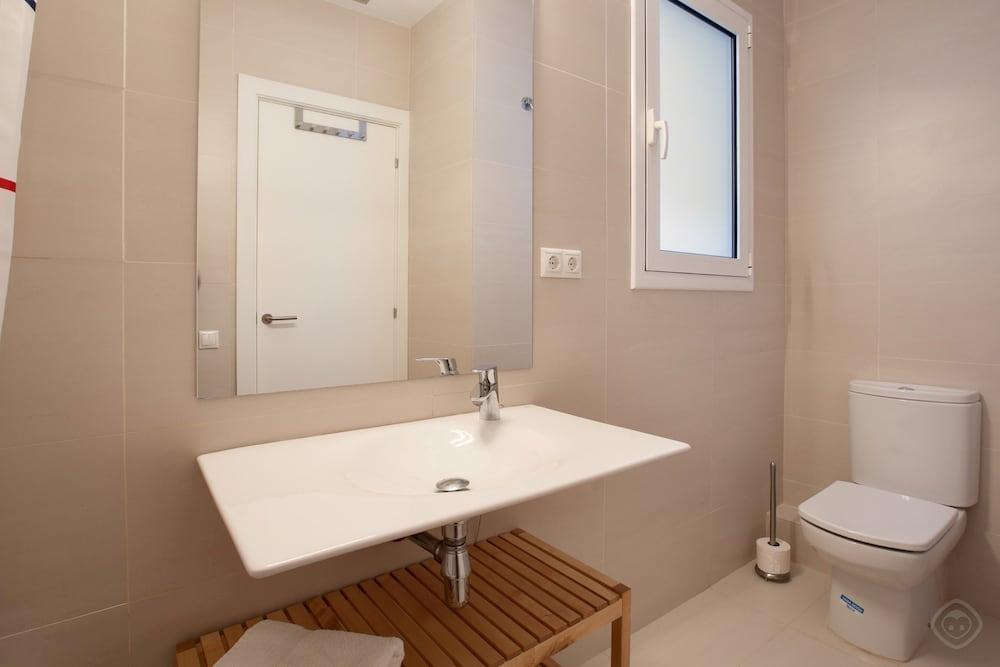 Modern Center Apartments - Bathroom