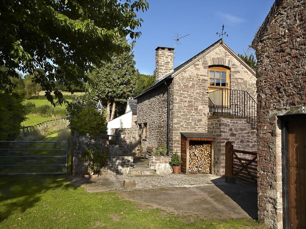 Charming and Authentic Cottage With Beautiful Views in a Quiet Location - Featured Image