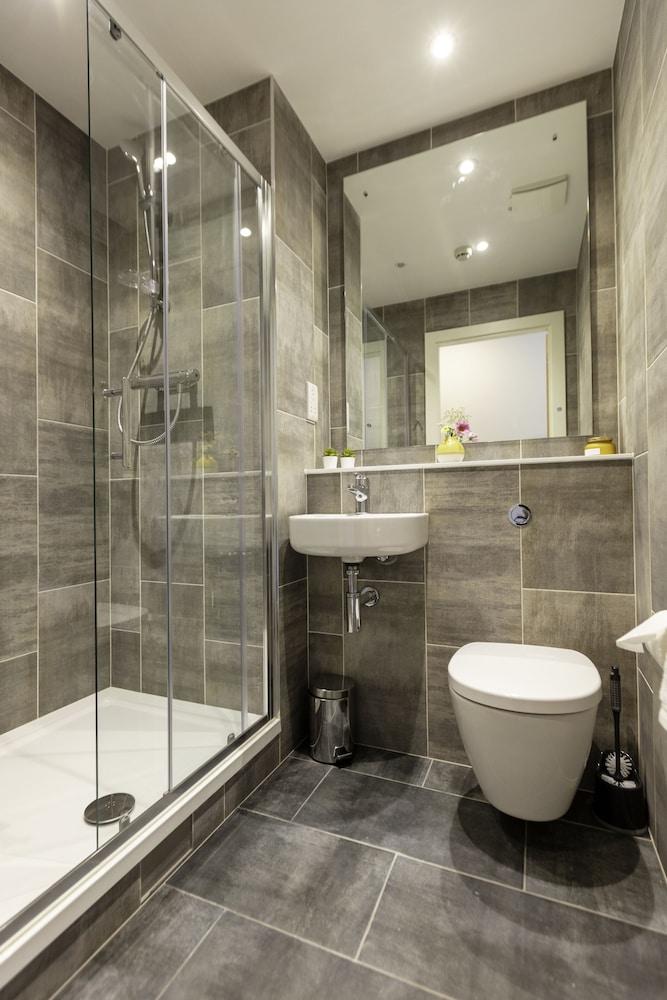 The Westwood Apartments - Bathroom