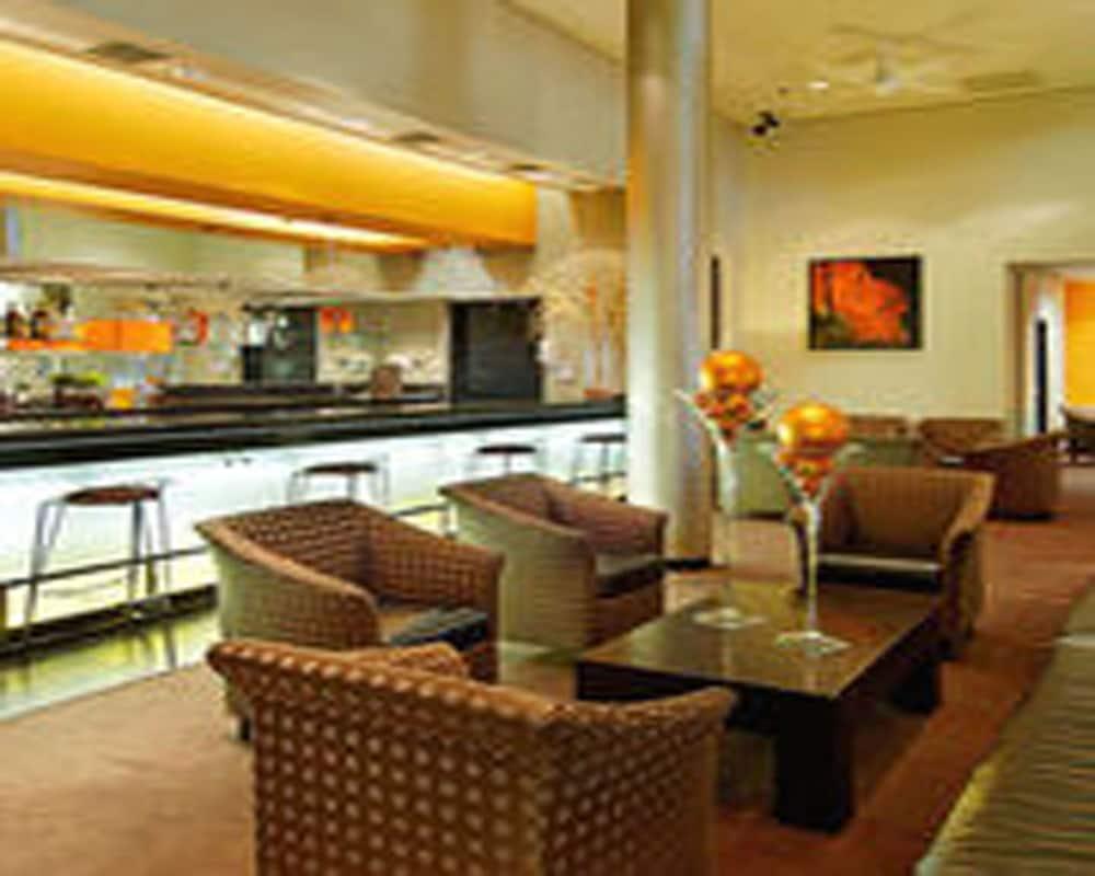 Ramada Plaza by Wyndham West Hollywood Hotel & Suites - Lobby Sitting Area