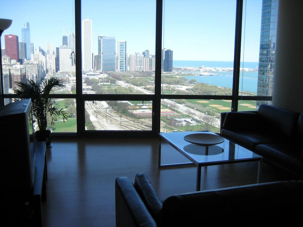 Chicago Downtown Condo - Michigan Ave Suite ID 14-15 - Living Room