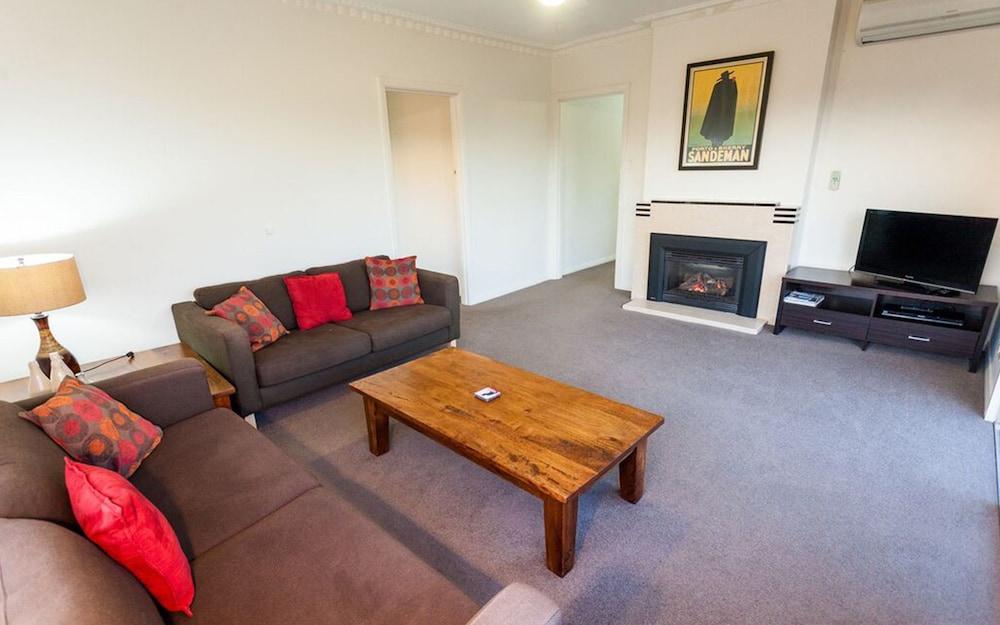 Point Lonsdale Holiday Apartments - Adults only - Living Area