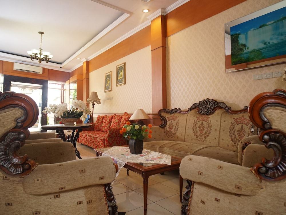 OYO 142 Hotel Al Furqon Syariah - Lobby Sitting Area