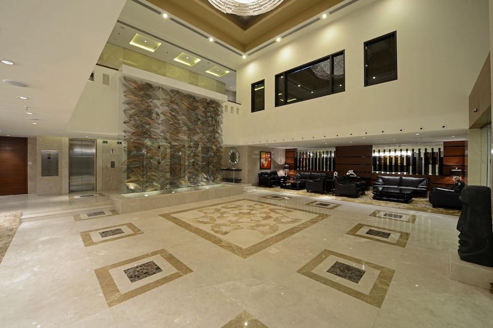 Radisson Blu Hotel Ahmedabad - Lobby