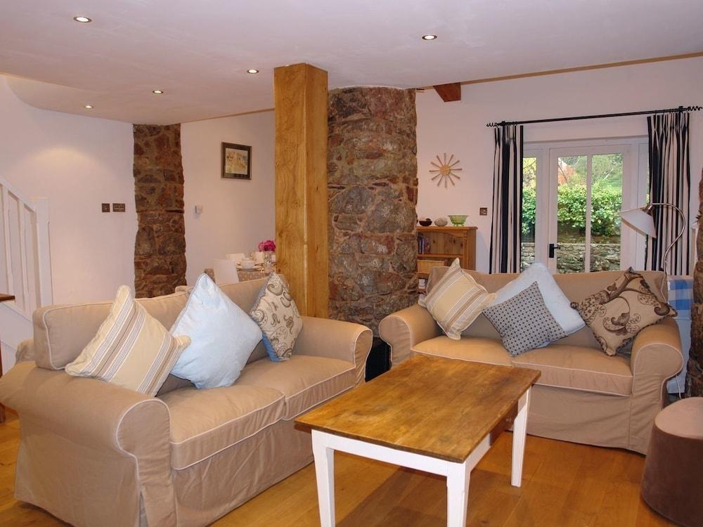 Wassail Cottage - Living Area