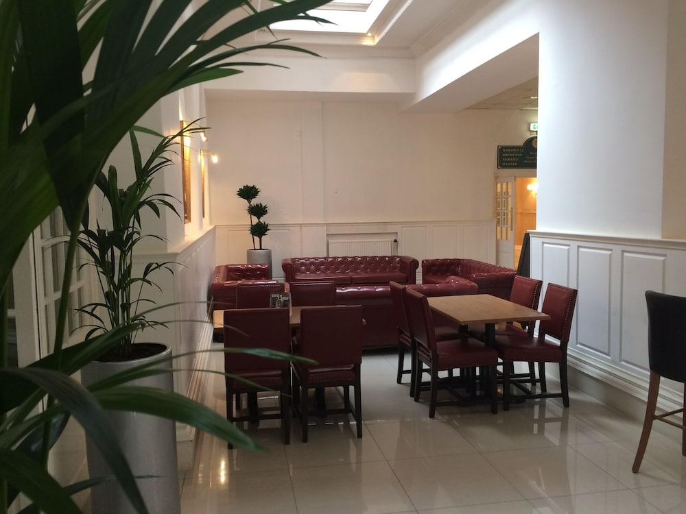 Rowton Hotel - Lobby Lounge