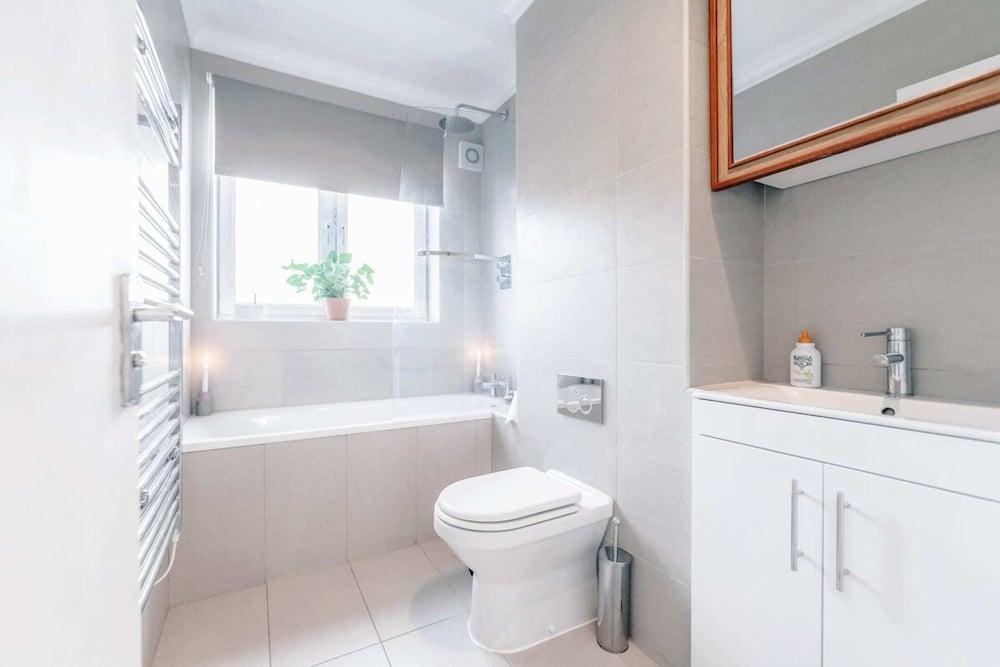 Modern 3 Bedroom Apartment in Brixton - Bathroom