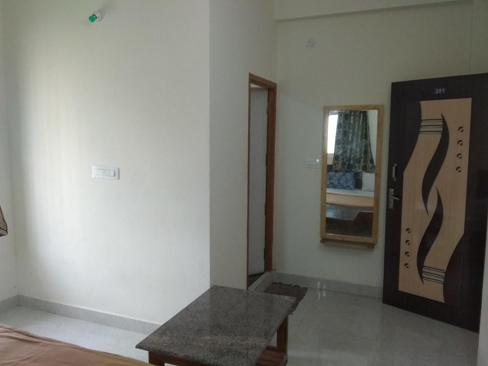 Iroomz Sri Srinivasa Residency - Room