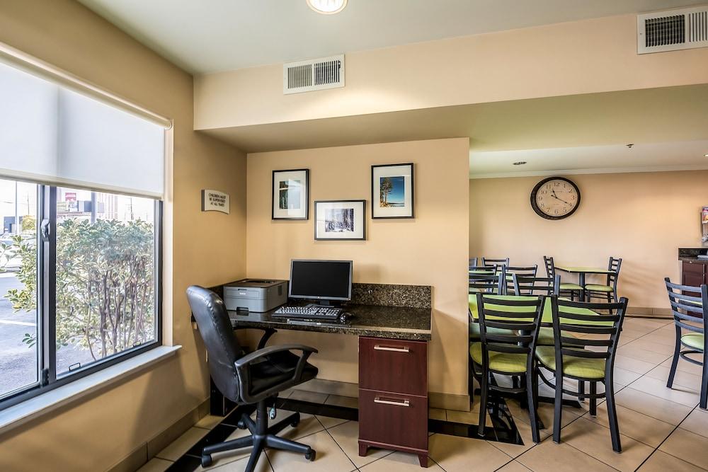 Quality Inn & Suites Reno Airport - Business Center
