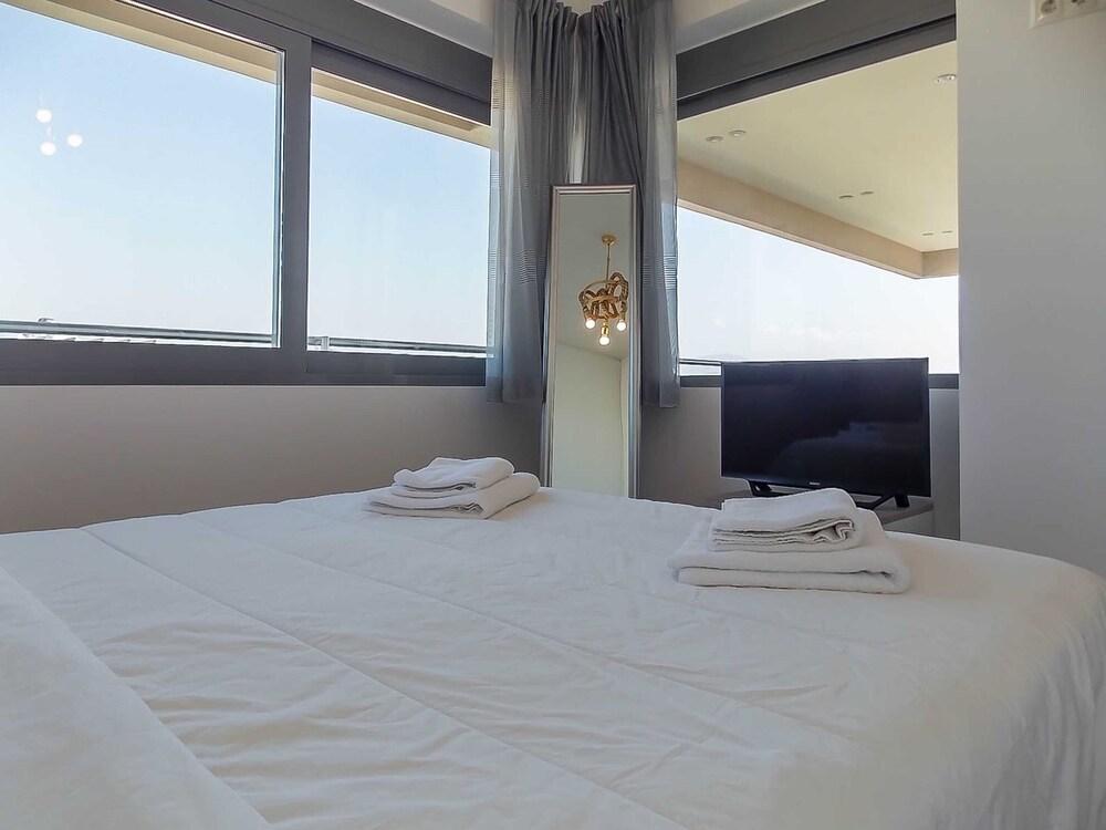 Stylish 2 Bedroom Apartment Spectacular Sea View - Room