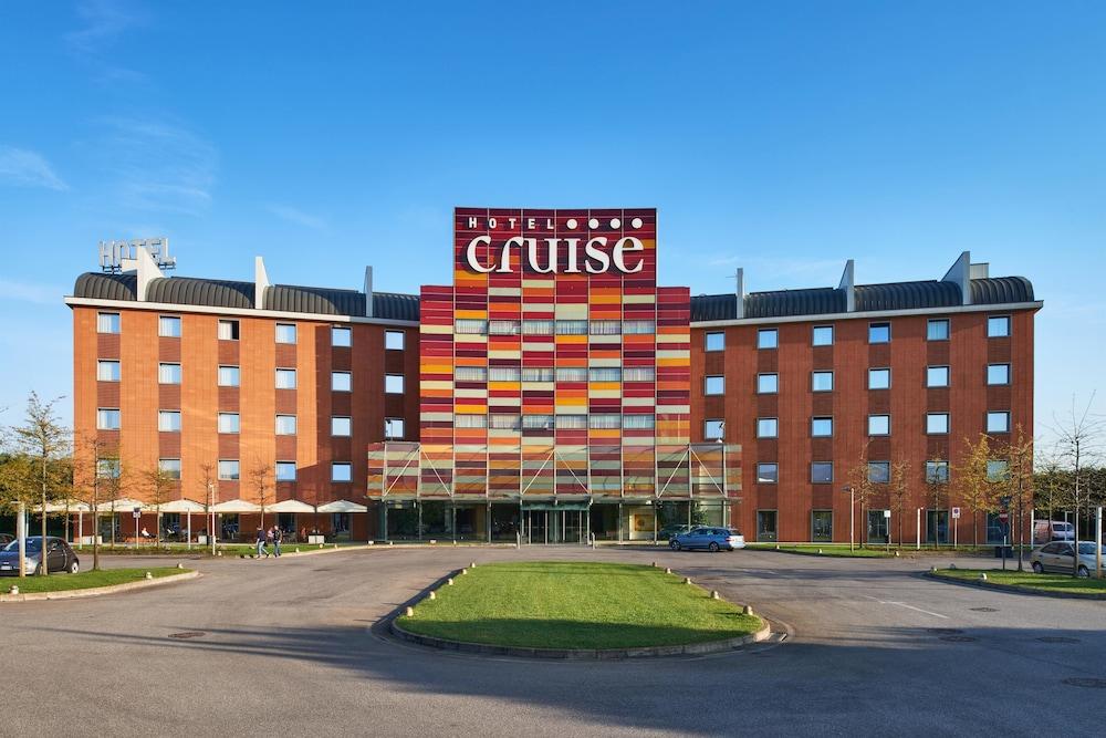 Hotel Cruise - Featured Image