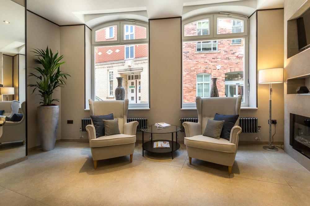 Mansio Suites Basinghall - Lobby Sitting Area