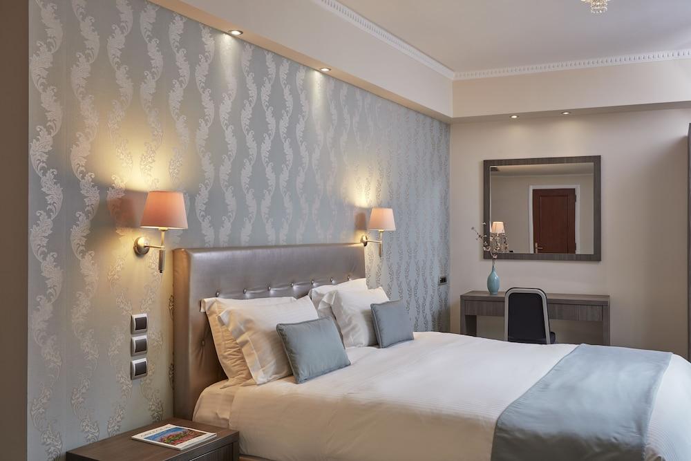 AVA Hotel & Suites - Room