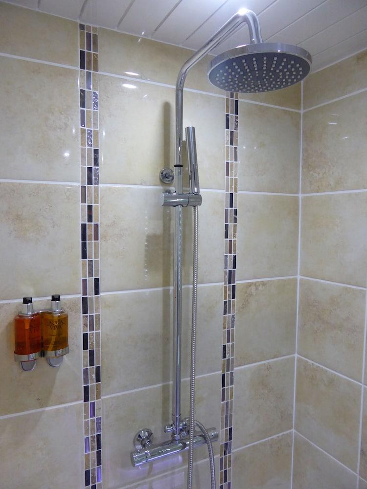 ذا كيندراك جيست هاوس للبالغين فقط - Bathroom Shower