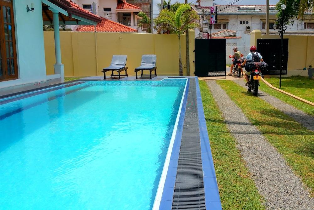 Holiday Fashion Inn - Outdoor Pool