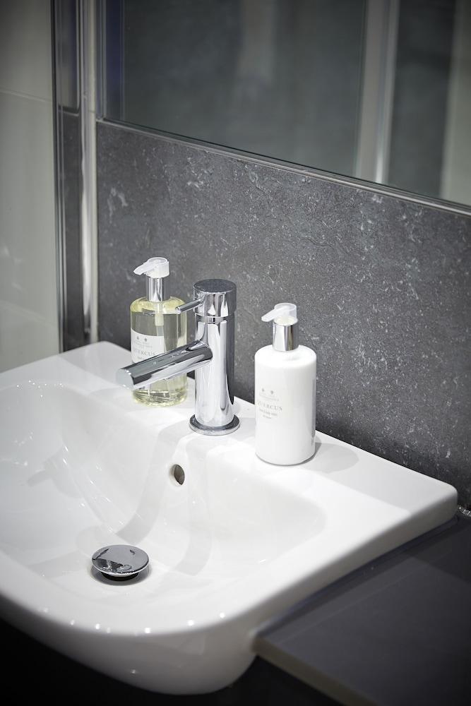 ذا أولد بريتيش سكول باي فلاينج بوتلر - Bathroom Sink