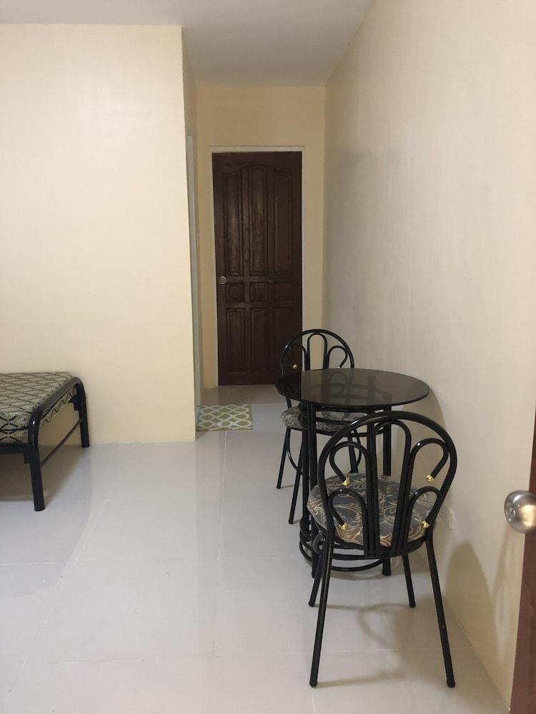 DDD Habitat Bacolod Apartments - Room