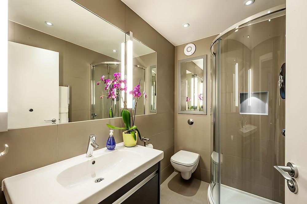 Marylebone - Chiltern Street Apartments by Viridian Apartments - Bathroom