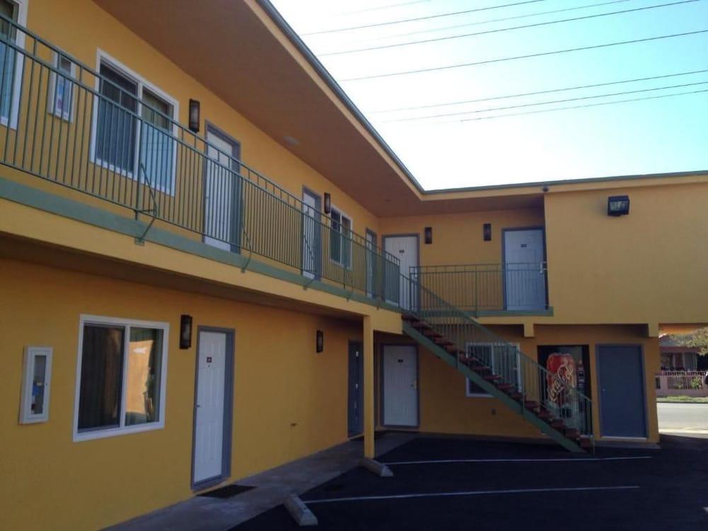 El Rancho Motel - Featured Image