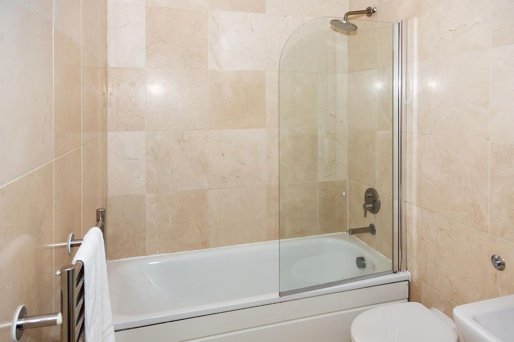 Alexander Apartments Limesquare - Bathroom