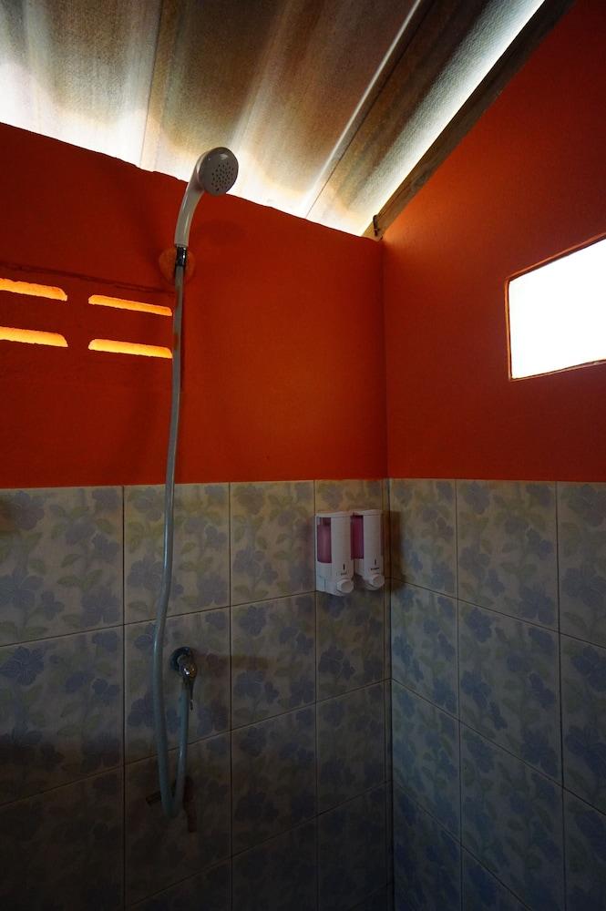 Pasai Beach Lodge - Bathroom Shower