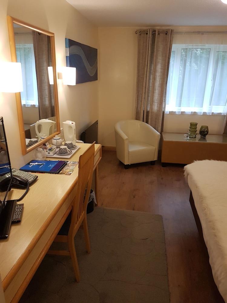 Travel Plaza Hotel - Room