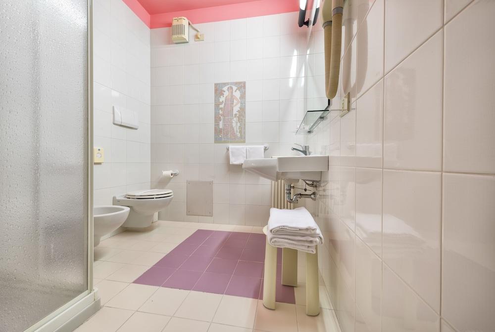 Hotel Cristallo - Bathroom