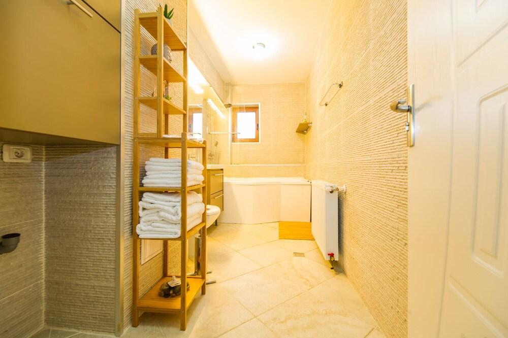 White Nest - Bathroom Shower