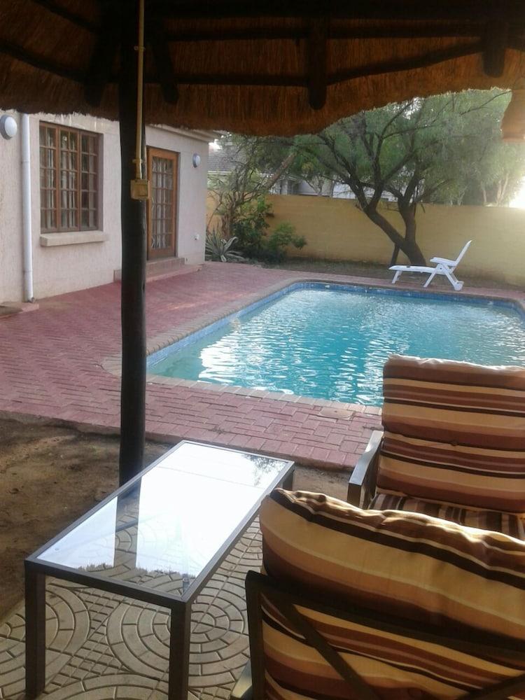 Dihate Guest House - Outdoor Pool