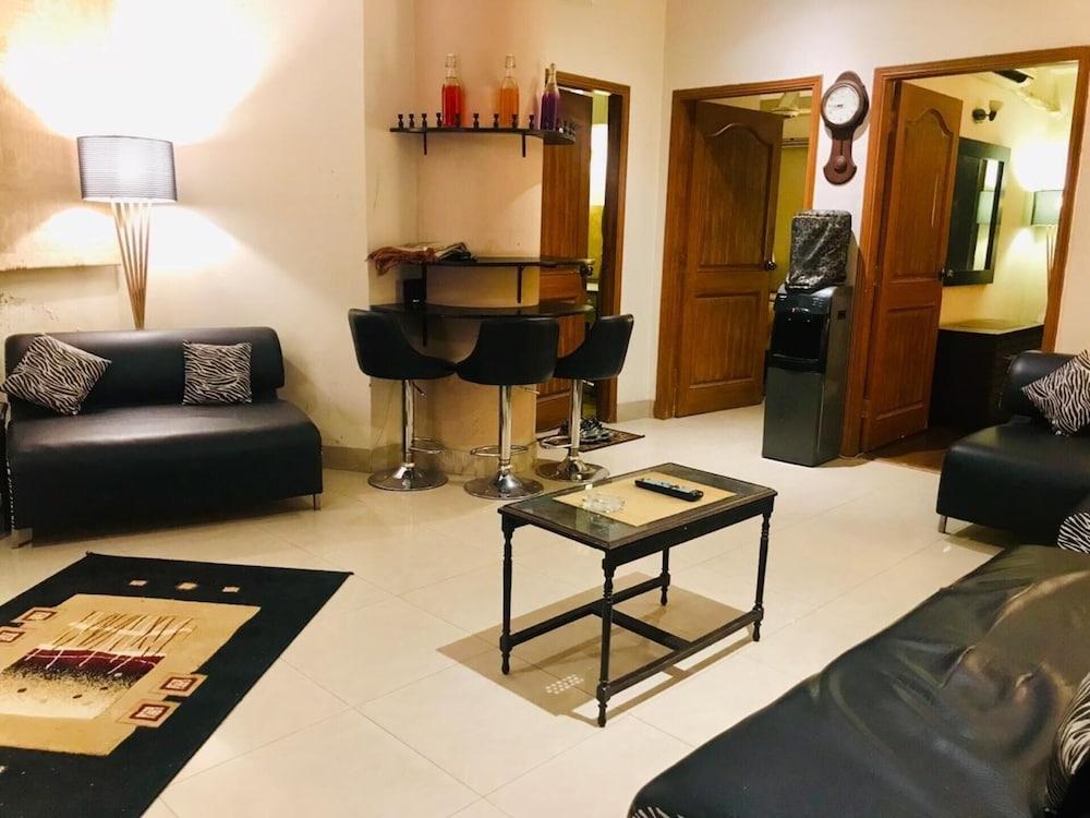 2 Eden Appartment in Lahore - Room