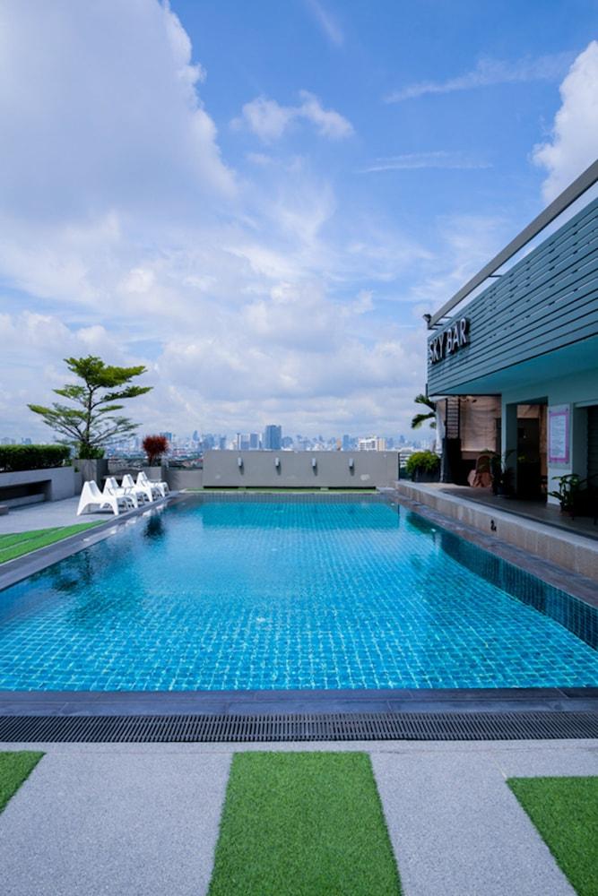 Bangkok Inter Place Hotel - Rooftop Pool