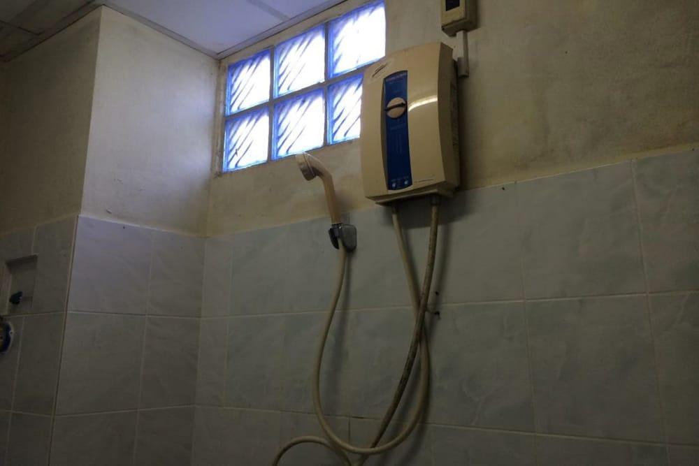1 Bedroom at Supalai Park Srinakarin - Bathroom Shower