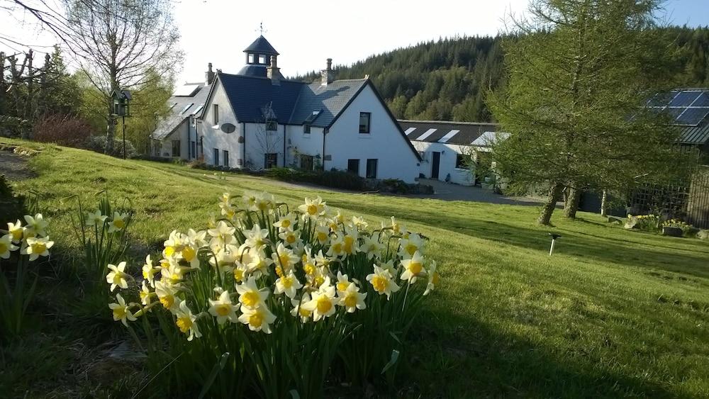 Stronavaich Cairngorm Guest House - Property Grounds