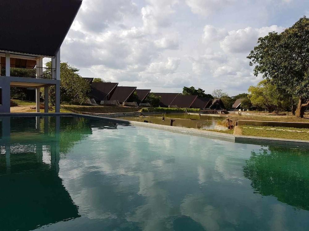 Liyya Water Villas - Outdoor Pool