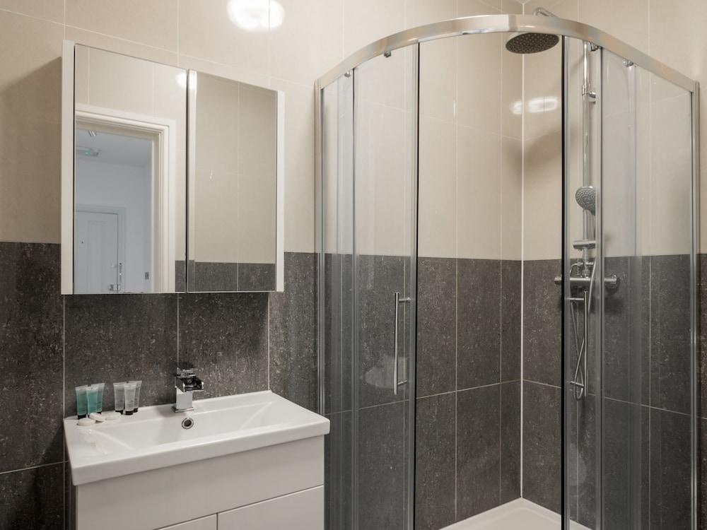 Luxurious 2 Bed Apartment in Central Bedford - Bathroom