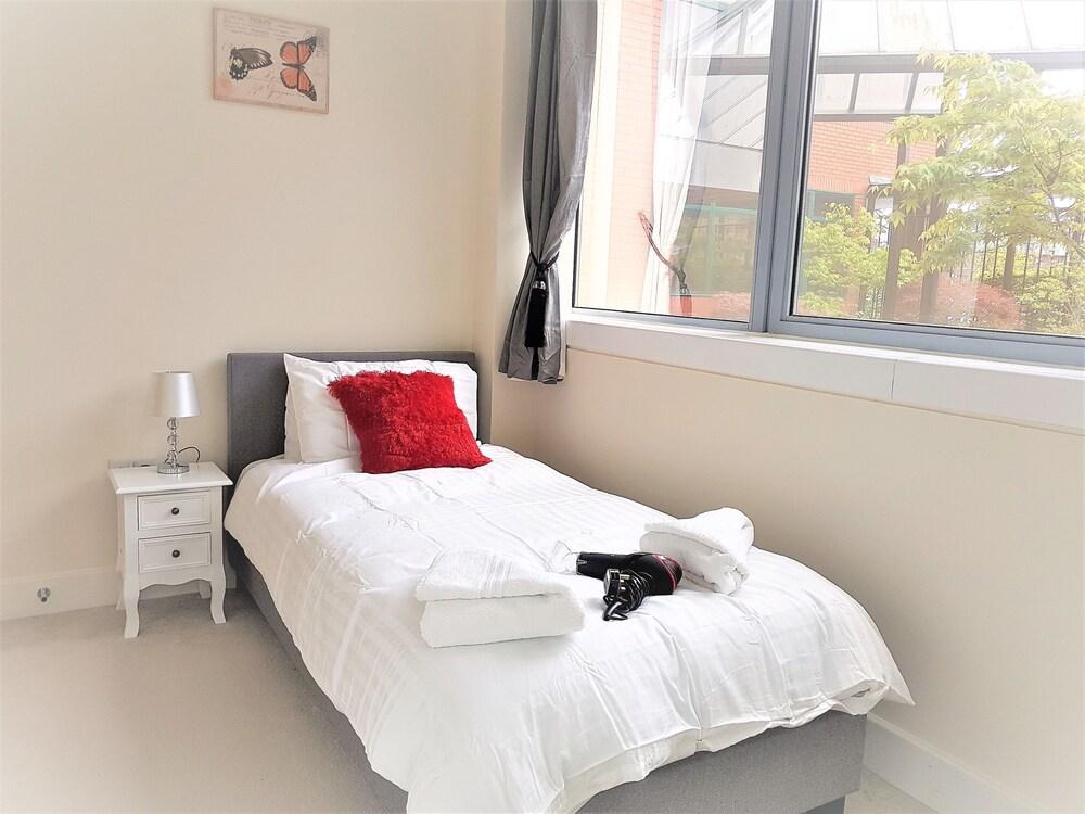 MK City Centre 2 Bed Serviced Apartment - Room