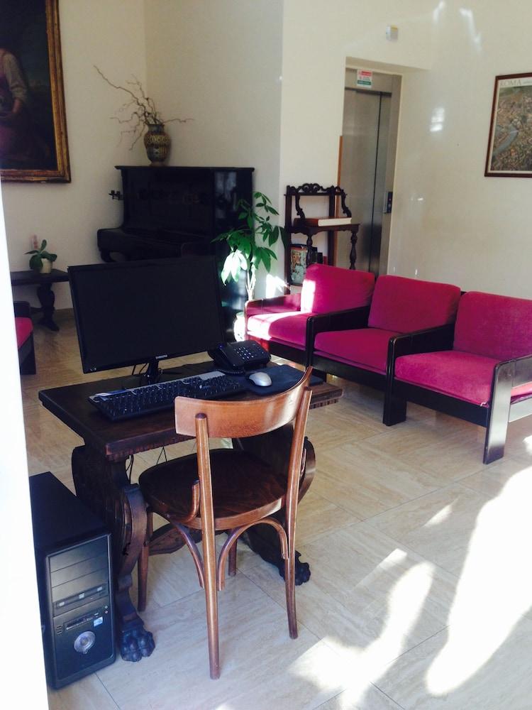 Villa Riari - Lobby Sitting Area