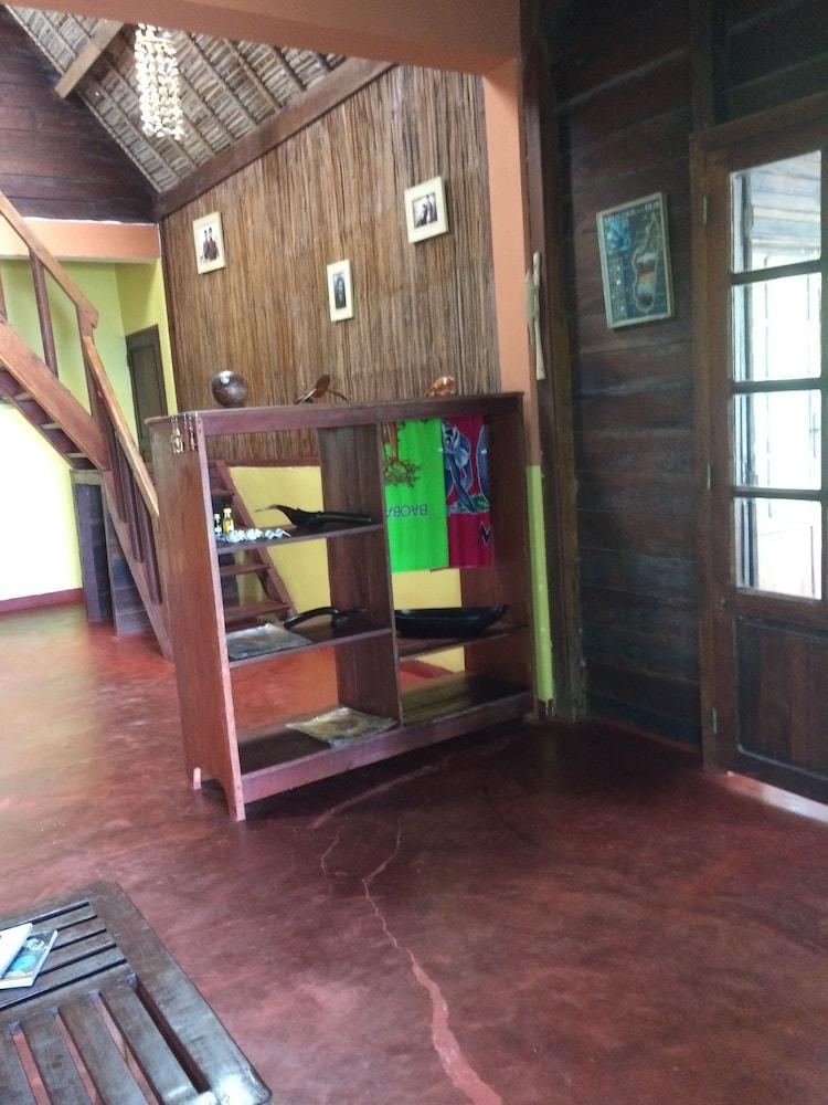 Coco Lodge - Interior Entrance