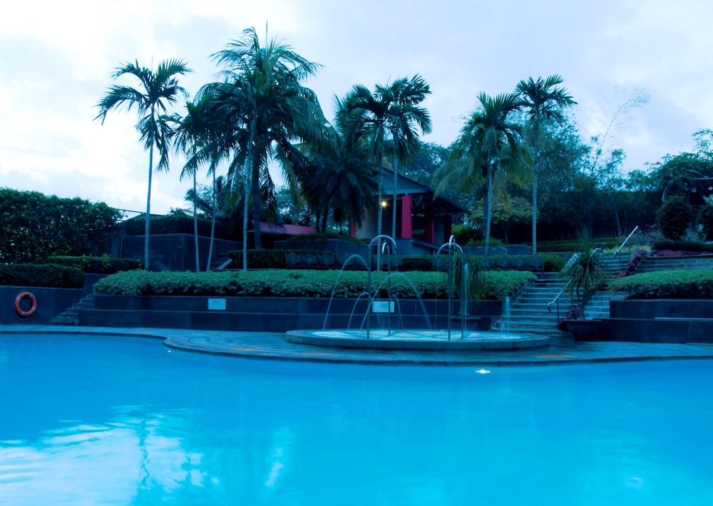 Le Royal Meridien Chennai - Outdoor Pool