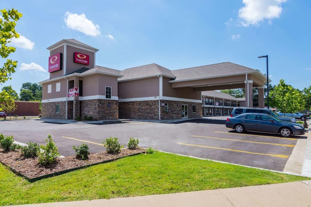 Econo Lodge Inn & Suites North Little Rock near Riverfront - Featured Image