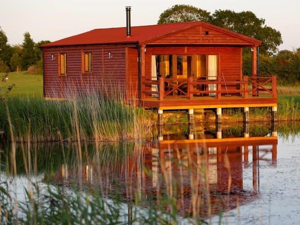 Lakeside Fishing Lodges - Featured Image