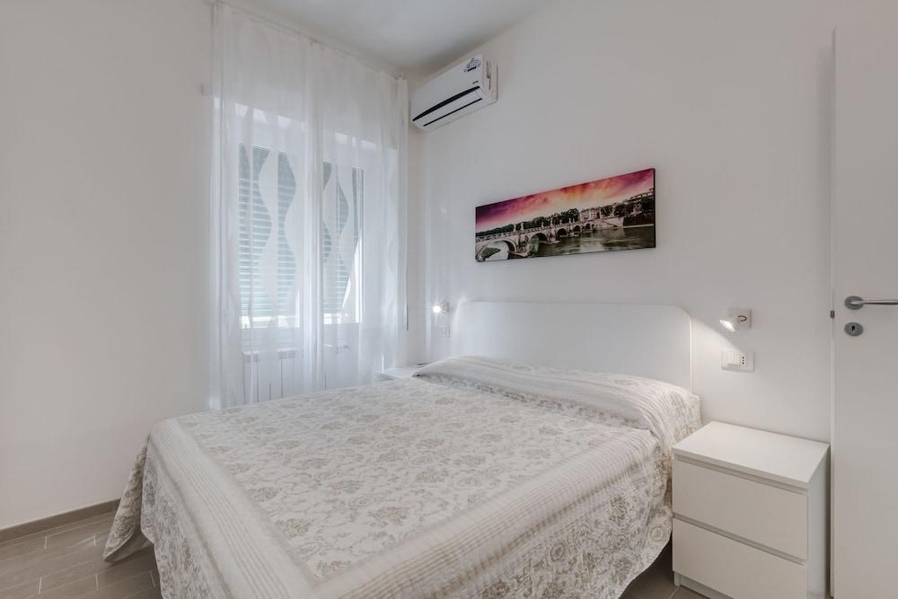 Trastevere White Apartment - Featured Image