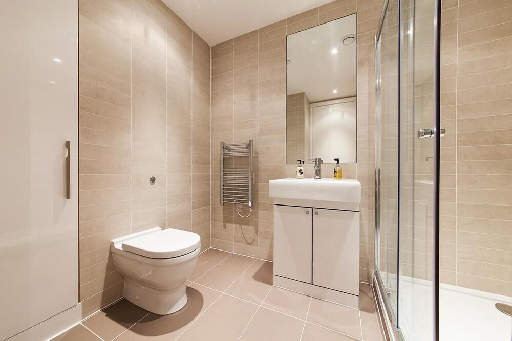 Pinnacle Residences- Central Cambridge - Bathroom