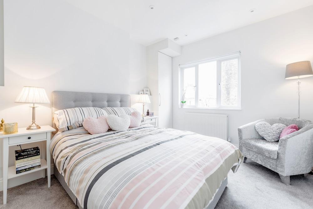 2 Bedroom Portobello Notting Hill Apartment - Room