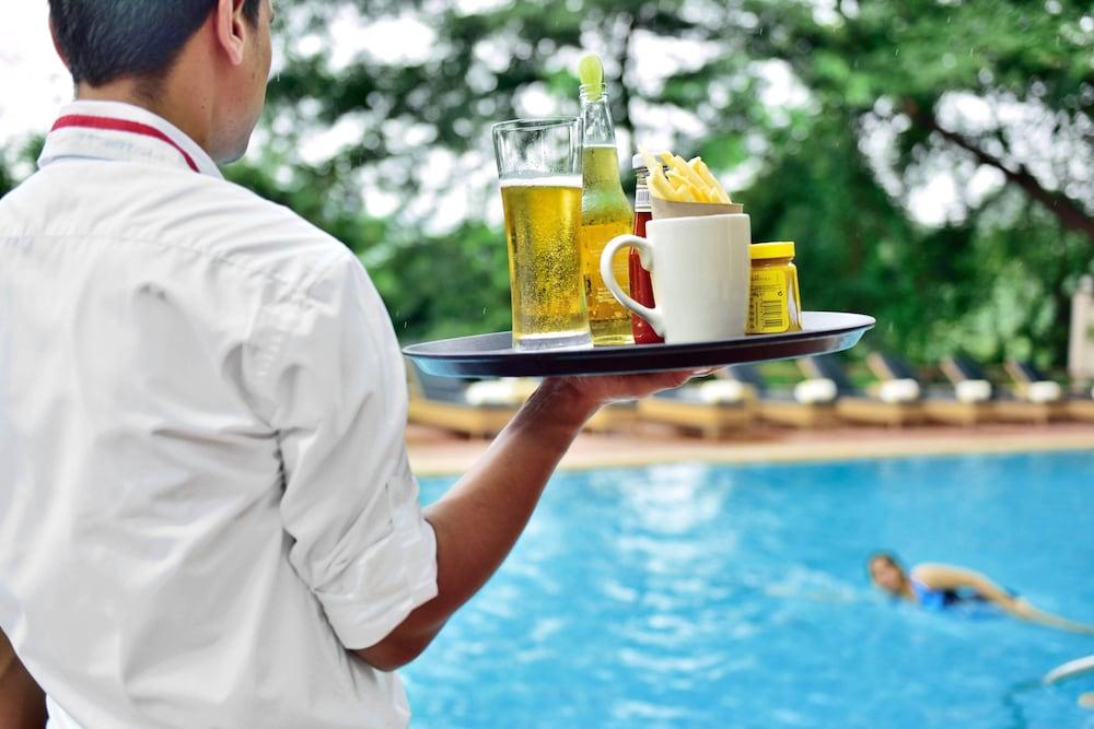 Lakeside Chalet - Mumbai, Marriott Executive Apartments - Pool